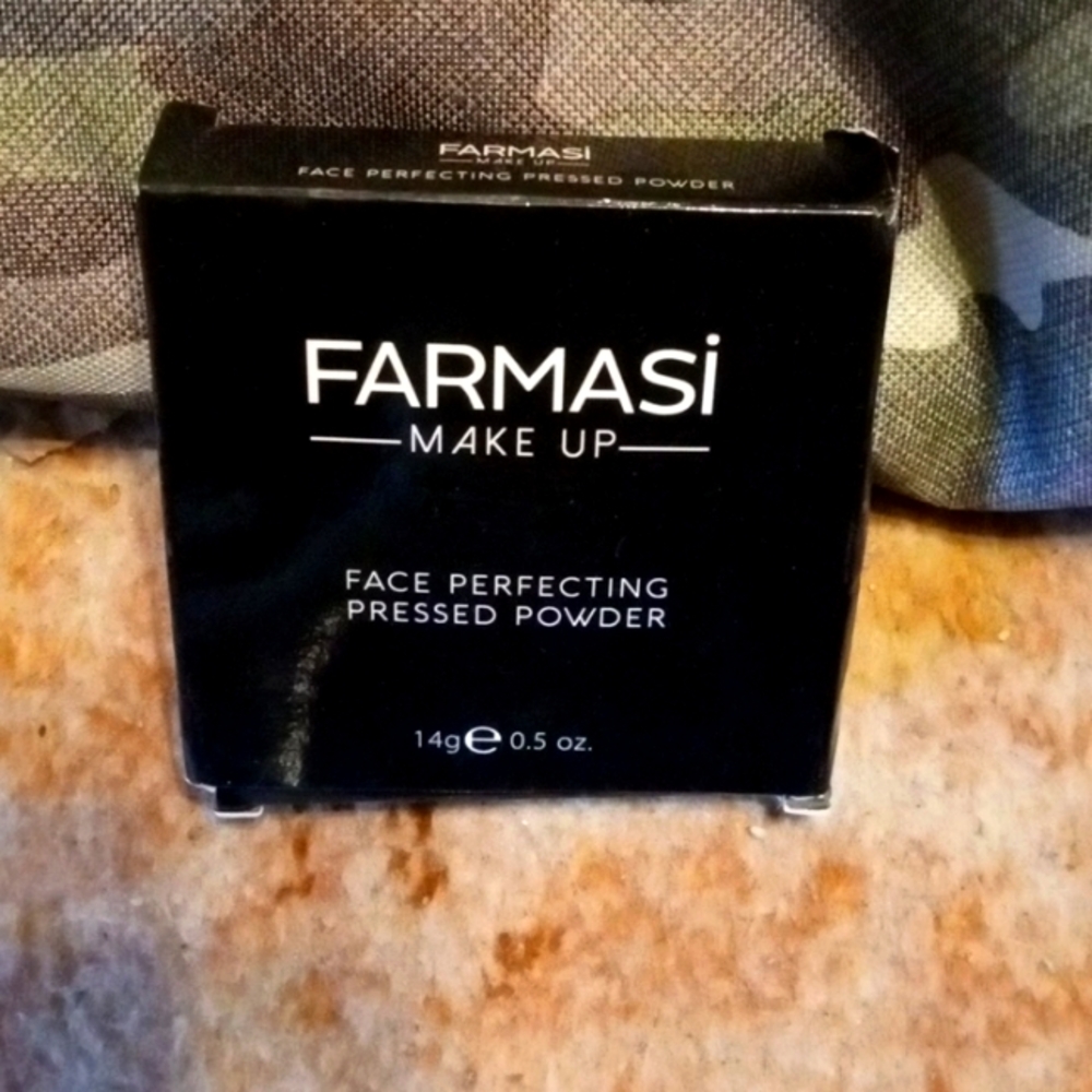 Farmasi Face Perfecting Pressed Powder in No. 102